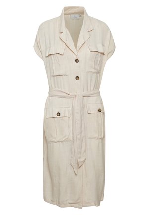 Beżowa sukienka koszulowa z krótkim rękawem, kołnierzem z klapą, czterema kieszeniami na patkach zapinanymi na guziki, guziki z przodu oraz paskiem wiązanym w talii.