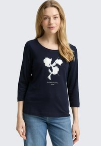 Navyblaues Langarmshirt mit Rundhalsausschnitt, ausgestattet mit einem weißen grafischen Design und dem Text "ALPINE ESCAPE." Weicher Stoff und lockere Passform.