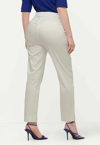 Ulla Popken CIGARETTE PINTUCK ELASTIC WAISTBAND - Kalhoty - white