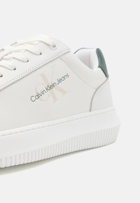 Calvin Klein Jeans CHUNKY CUPSOLE MONOLOGO - Sportcipő - bright white/green palm