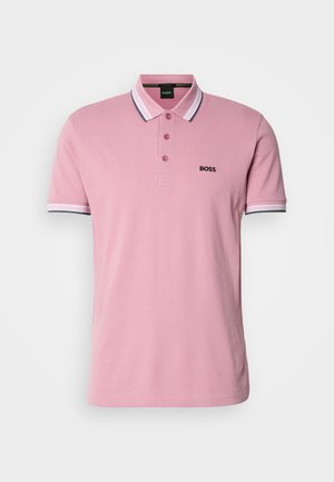 Polo shirt rosa in cotone, con una patta a tre bottoni, logo "BOSS" nero e dettagli a strisce bianchi e neri sui polsini delle maniche.