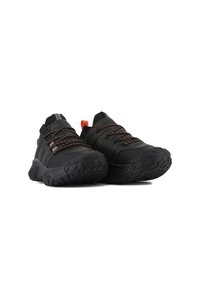 Chaussures de sport noires avec des semelles en caoutchouc texturé, des tiges rembourrées et des boucles de tirage orange. Elles présentent des lacets noirs et oranges ainsi qu'un design élégant.