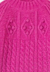 Tejido de punto rosa brillante con patrones de trenzas y formas de diamante en relieve con bolitas, presentando un detalle de cuello acanalado en la parte superior.