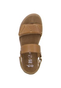 Braune Ledersandale mit einer Wildledersohle, die ein strukturiertes dreieckiges Design und goldene Nieten aufweist. Verstellbarer Riemen und runde Zehenform.