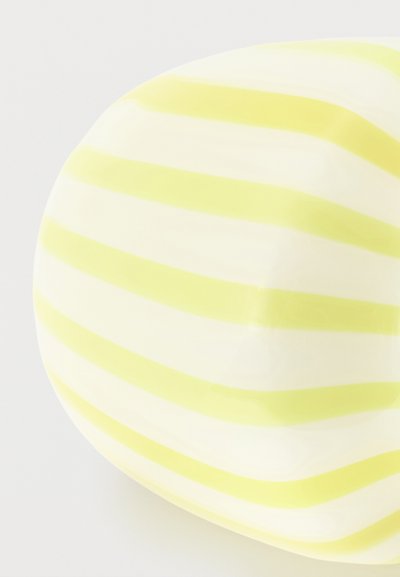 Μαλακό καπέλο με εναλλασσόμενες οριζόντιες ρίγες σε ανοιχτό κίτρινο και άσπρο σε μονόχρωμο φόντο, στρογγυλεμένο σχήμα.