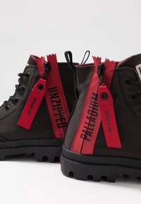 Palladium Stivaletti stringati - black
