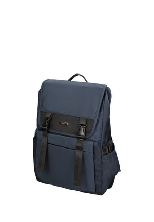 Sac à dos bleu foncé avec rabat avant noir, deux sangles à boucle, poches latérales et poignée supérieure sur fond blanc.