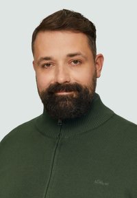 Dunkelgrüner Reißverschluss-Pullover mit einem strukturierten Strickdesign und hohem Kragen; verfügt über ein kleines Logo auf der Brust.