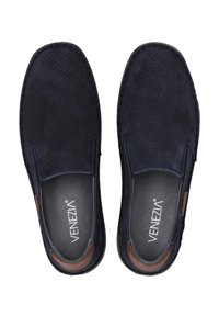 Námořnické slip-on boty s prodyšnými semišovými svršky, kontrastními hnědými akcenty a hladkým vnitřním podšívkem. Navrženy pro pohodlí a prodyšnost.