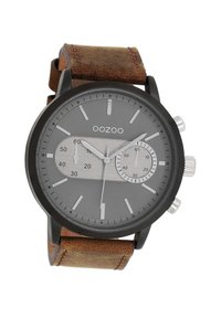 Montre analogique noire avec un cadran gris, des accents argentés, deux sous-cadrans et un bracelet en cuir marron avec une surface texturée.
