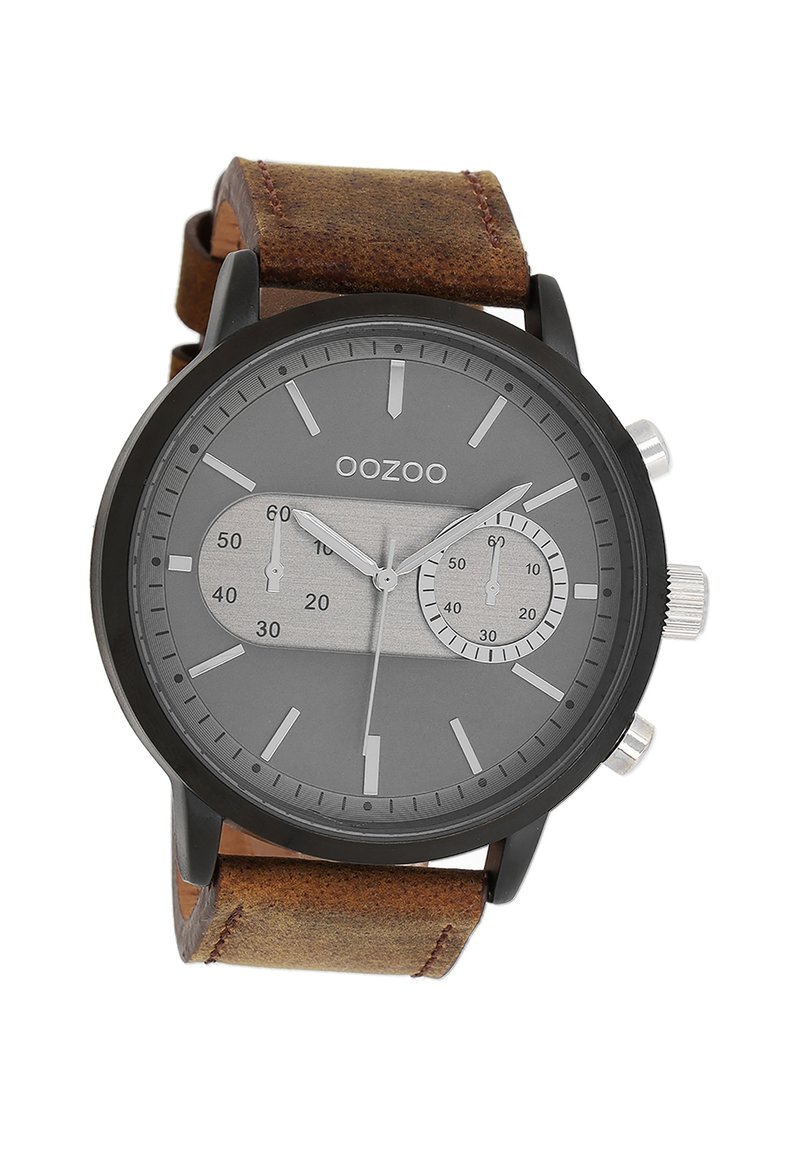 Montre analogique noire avec un cadran gris, des accents argentés, deux sous-cadrans et un bracelet en cuir marron avec une surface texturée.