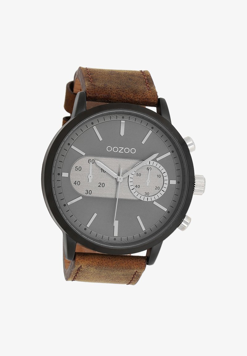 Montre analogique noire avec un cadran gris, des accents argentés, deux sous-cadrans et un bracelet en cuir marron avec une surface texturée.