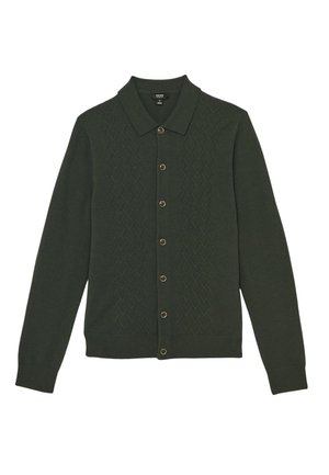 Tamnozeleni kardigan s dugim rukavima, špicastim ovratnikom, kopčanjem na gumbe sprijeda i suptilnim uzorkom u obliku dijamanta na području prsa.