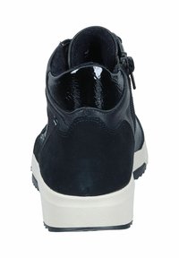 Botte de sneaker noire avec un dessus en cuir verni brillant et en suede. Présente une semelle en caoutchouc texturé et un zip latéral pour un enfilage facile.