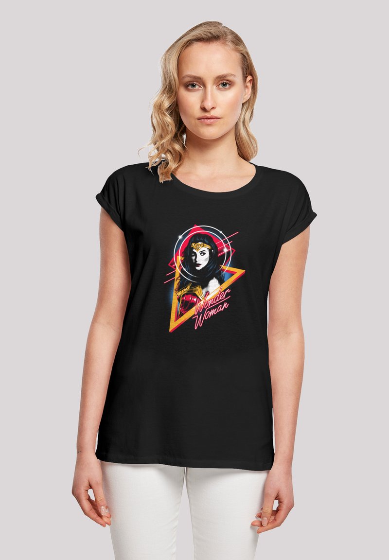 Czarna koszulka z grafiką Wonder Woman w żywych kolorach, z wzorem gwiazdy i napisem "Wonder Woman" w wyraźnym kroju pisma.