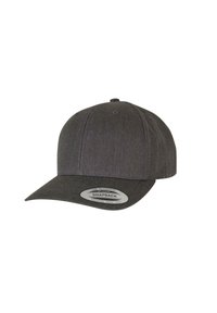Grå snapback kasket med en struktureret overflade, en buet skygge og et justerbart rem. Har et label på forsiden med brandoplysninger.