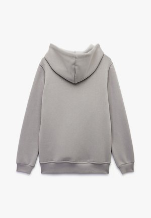 Sudadera gris con un bolsillo frontal, capucha con cordón ajustable y puños y dobladillo acanalados. Hecha de una tela suave y texturizada.