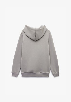 Sudadera gris con un bolsillo frontal, capucha con cordón ajustable y puños y dobladillo acanalados. Hecha de una tela suave y texturizada.