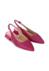Scarpe slingback in suede rosa con punta affusolata, decorate con perline trasparenti, dotate di un tacco basso a blocco e dettagli perforati.
