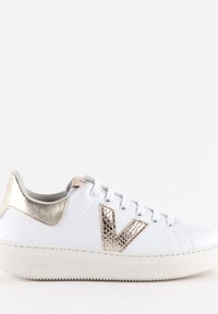 Sneakers blancs avec des accents métalliques dorés et un logo V texturé. Tige en cuir lisse, design à lacets et semelle en caoutchouc. Motif reptile subtil.