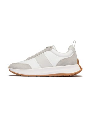 Witte en lichtgrijze lage sneaker met beige suède accenten, witte zool en bruine gestructureerde buitenzool, zijaanzicht.