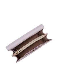 Portafoglio viola chiaro realizzato in materiale testurizzato. Presenta una zip dorata e un interno in tessuto marrone con scomparti per la facile organizzazione.
