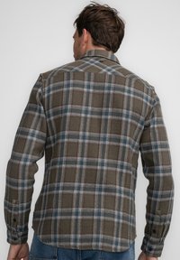 Geverfde shirt met bruine, blauwe en witte kleuren. Gemaakt van een gestructureerde stof met een button-down kraag en knoopmanchetten. Standaard pasvorm.