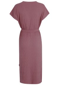 Vestido malva con mangas cortas, cintura ajustable y bajo a la altura de la rodilla, hecho de una tela texturada con un sutil patrón de cuadros.