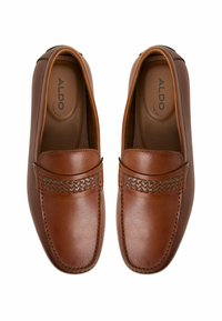 Mocasines de cuero marrón con una banda de acento trenzada, que cuentan con una punta redonda y una textura suave. La plantilla muestra el logo de la marca, ALDO.