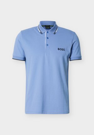 Šviesiai mėlyna trumpomis rankovėmis polo marškinėliai su trimis mygtukais, baltos ir juodos spalvų dryžuotu apykakle ir "BOSS" logotipu kairėje krūtinės pusėje.