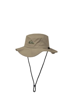 Beige zonneklep met brede rand, groen logo aan de voorkant en verstelbare zwarte kinriem die naar beneden hangt.