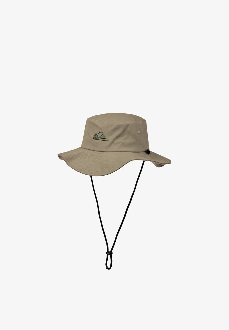 Chapeau de soleil beige à large bord avec logo vert à l'avant et sangle noire réglable sous le menton qui pend.
