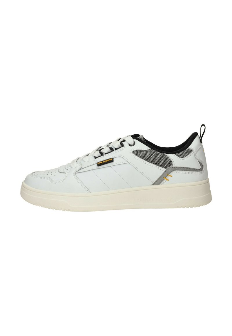 Baskets basses blanches avec semelle beige, doublure intérieure noire, accents en maille grise et logo "PME Legend" jaune sur le côté.