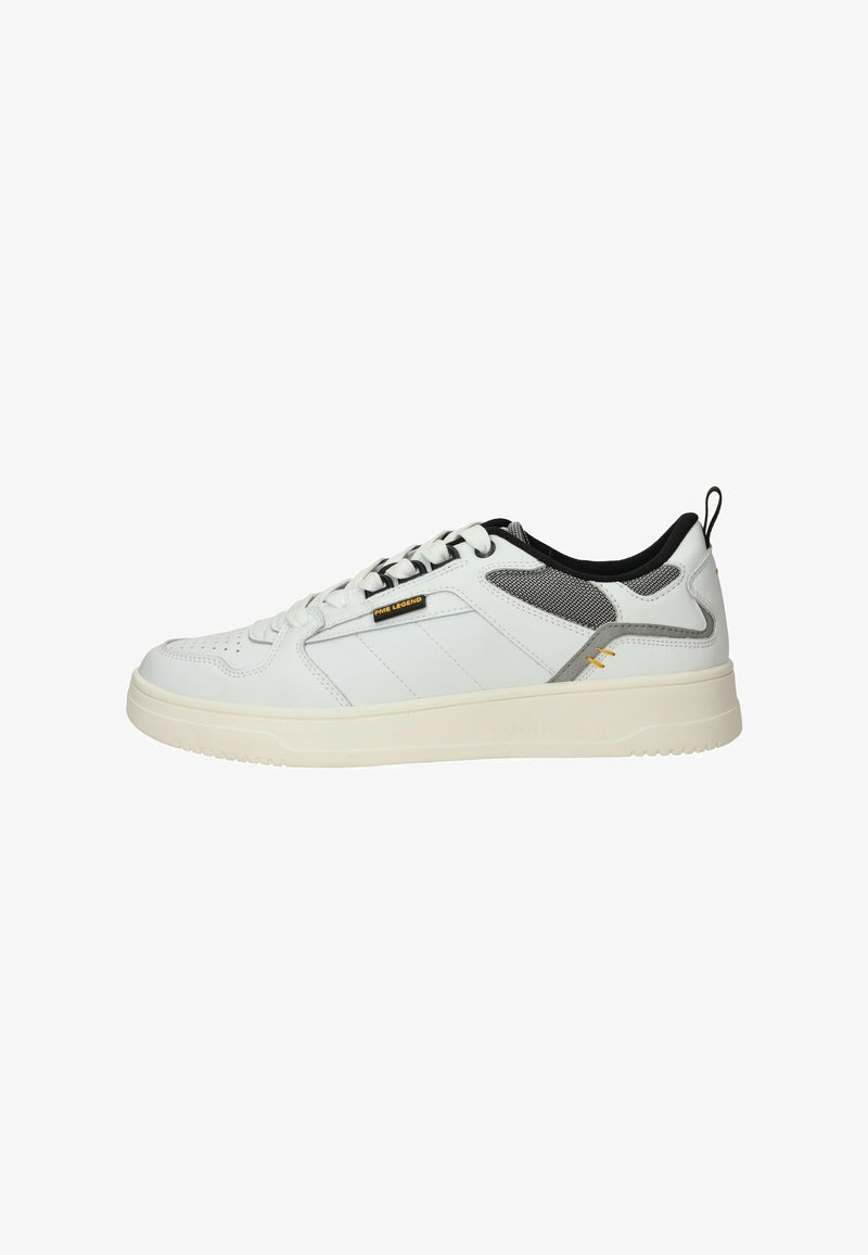 Weiße Low-Top-Sneaker mit beiger Sohle, schwarzem Innenfutter, grauen Netzakzenten und gelbem "PME Legend"-Logo an der Seite.