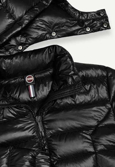 Veste matelassée noire brillante avec fermeture éclair à l'avant, boutons-pression et étiquette Colmar Originals à l'intérieur du col sur fond blanc.