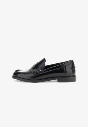 Mocasines de cuero negro con un diseño elegante, que presentan costuras decorativas y una banda texturizada en la parte frontal. Suela de goma de perfil bajo.