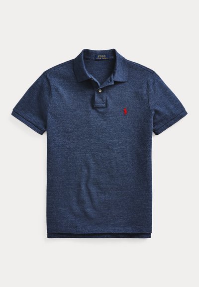 Polo bleu marine à manches courtes avec col, un bouton et un logo rouge brodé sur la poitrine gauche.