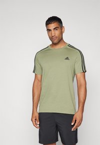 adidas Sportswear ESSENTIALS SINGLE 3-STRIPES - Apdrukāts T-krekls - tent green