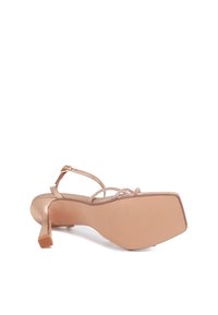 Queen Helena Sandali - champagne