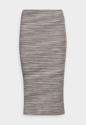 Jupe crayon en tricot gris avec des rayures horizontales texturées et une silhouette ajustée, d'une longueur mi-mollet.