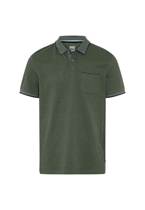 Polo a maniche corte verde oliva con colletto, patta con due bottoni e taschino sul petto con dettagli in rifinitura scura.
