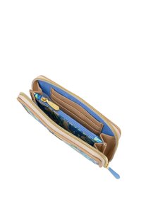 Billetera marrón claro con interior floral, compartimentos con cremallera, herrajes dorados y ranuras para tarjetas texturizadas. Material suave, diseño compacto.