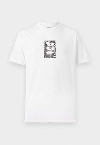 Hvid bomulds t-shirt med et centralt sort grafisk design, der har abstrakte mønstre og tekst, kortærmet og med klassisk rund hals.