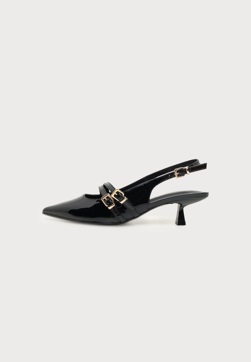 Chaussure slingback en cuir verni noir avec bout pointu, deux boucles dorées sur le devant et un petit talon kitten.