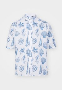 Krátký rukáv košile vyrobené z bílé látky s modrými vzory mušlí a hvězdic, s límečkem na knoflíky a knoflíky na přední straně.