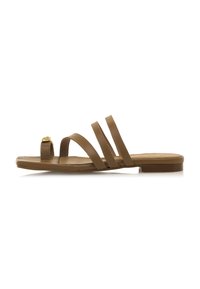 Sandalias planas marrones con tres correas y un diseño de punta abierta. Presentan un pequeño detalle decorativo dorado en la correa. Textura de cuero suave.