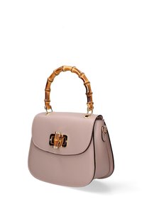 Roze leren handtas met een bamboe handvat, gouden hardware en een sluiting met klips. Gladde textuur en gestructureerd ontwerp.