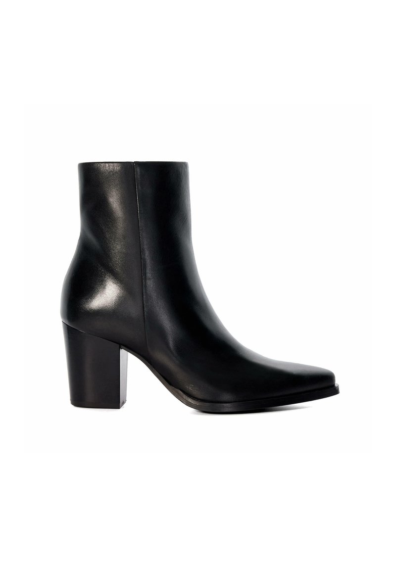 Bottines en cuir noir à bout carré et à talon épais. Texture lisse, design ajusté, coutures minimales et côtés sans couture.