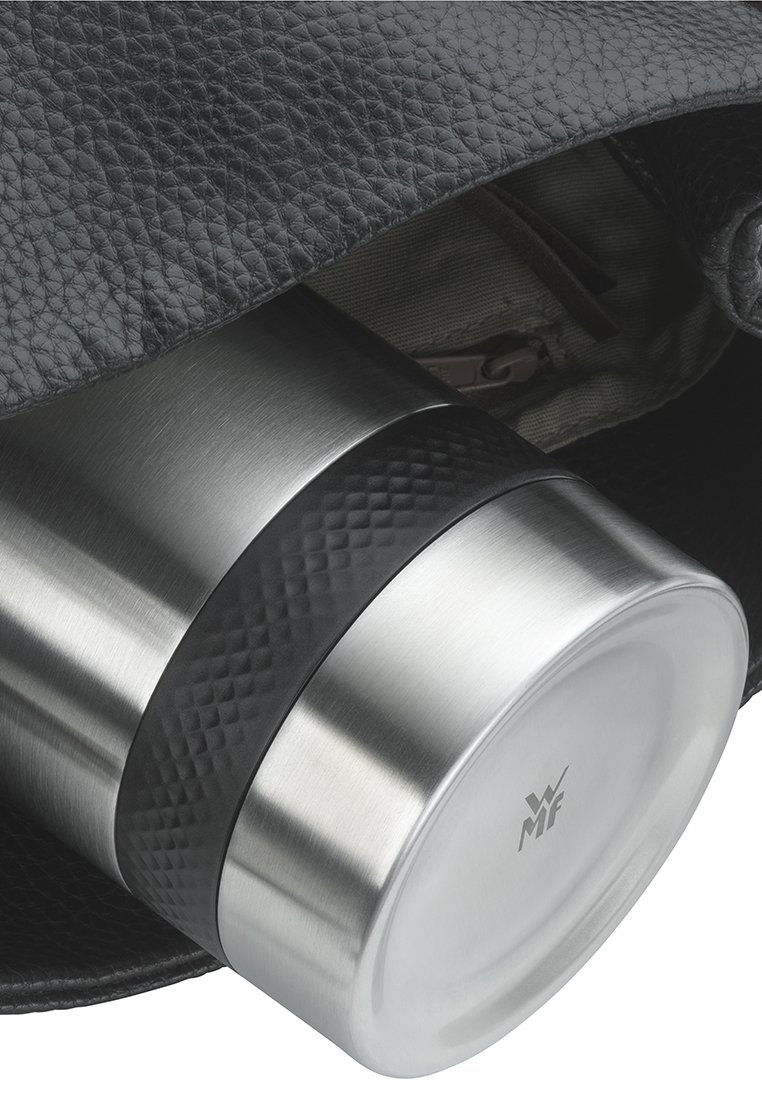 Stalowy termos ze szorstkim czarnym uchwytem, umieszczony w czarnej skórzanej torbie, z gładką, zaokrągloną podstawą i matowym wykończeniem.