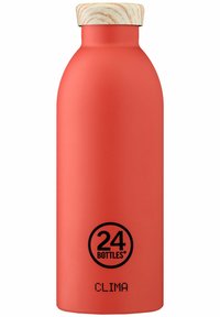 Rote isolierte Flasche mit matter Oberfläche, Holzdeckel, kreisförmiges Logo "24 BOTTLES" und dem Text "CLIMA" nahe der Basis. Glatte Textur.
